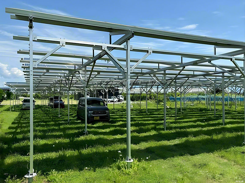 Solar mounting system for dual-use agricultural land Système-de-montage-solaire-agrivoltaïque-pour-terrains-agricoles