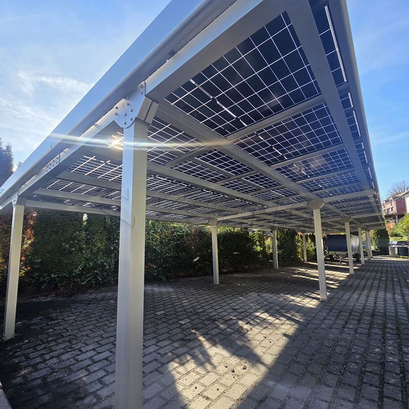 Close-Up View of Aluminum Solar Carport Structure Vue rapprochée d'une structure de montage pour abri d'auto solaire en aluminium par Kseng