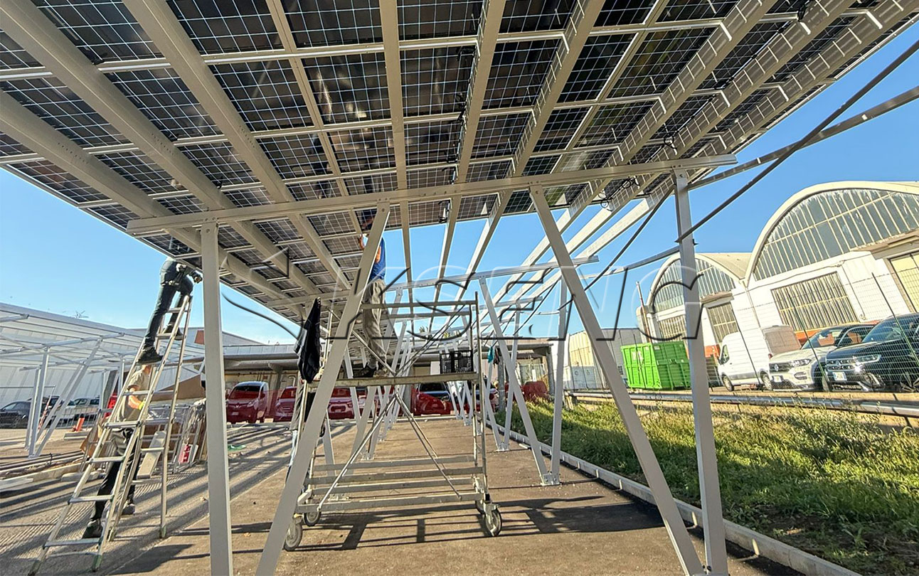 Un abri de voiture solaire en aluminium alimente un supermarch&eacute; italien