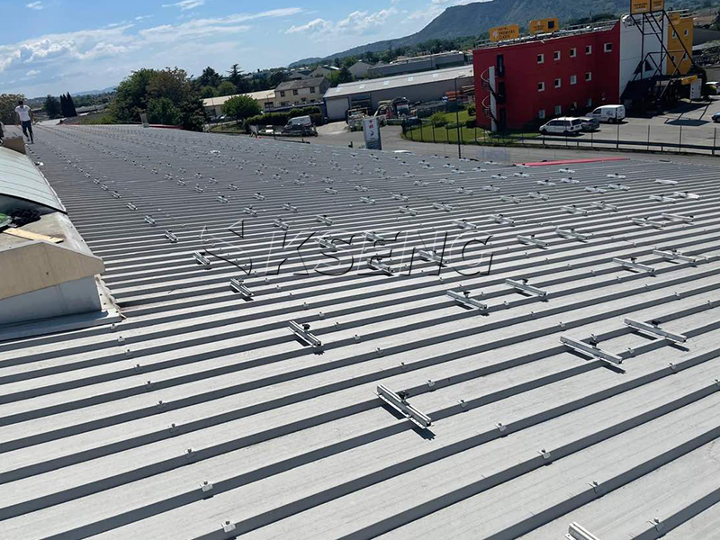 Syst&egrave;mes de montage solaire pour toitures m&eacute;talliques