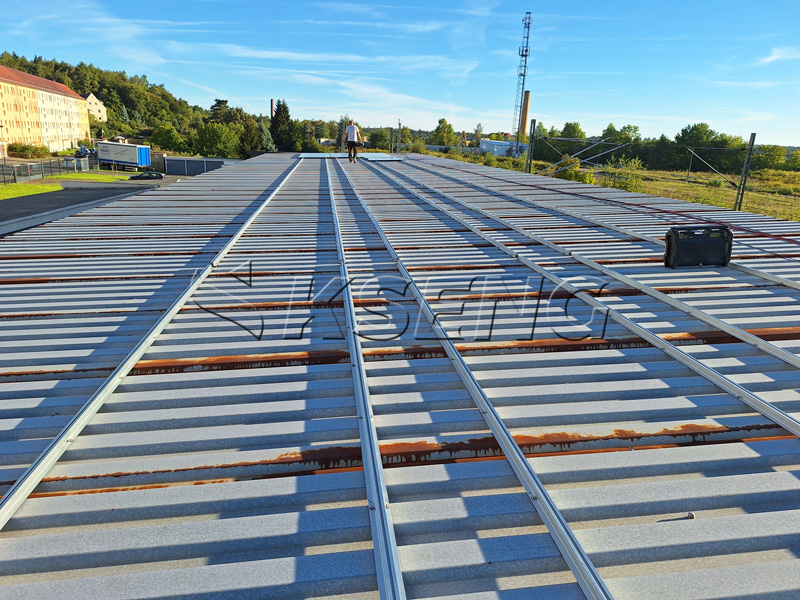 Montage de panneau solaire sur mini rail en aluminium pour toit en tôle