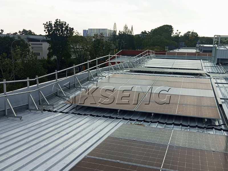 Kseng-L-syst&egrave;me-de-montage-sur-pieds-pour-toit-m&eacute;tallique-&agrave;-joint-debout,-projet-solaire-de-Singapour