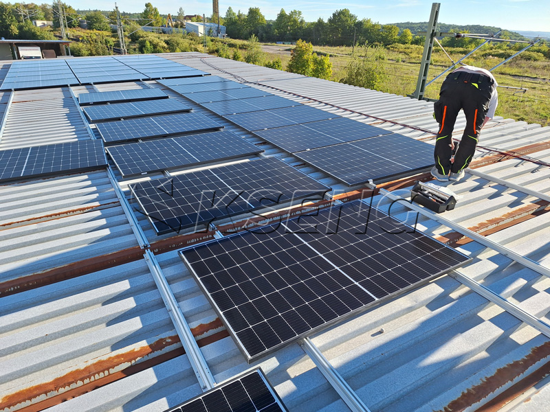 Montage de panneau solaire sur mini rail en aluminium pour toit en tôle