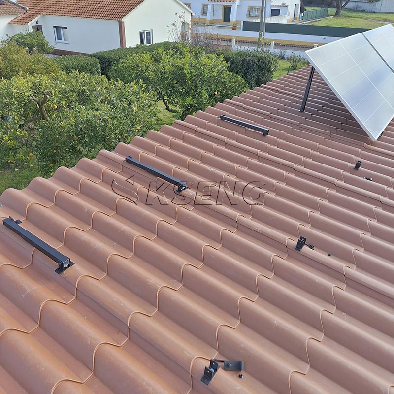 kseng-noir-supports-solaires-r&eacute;glables-portugal-d&eacute;tail-de-toit-en-tuiles