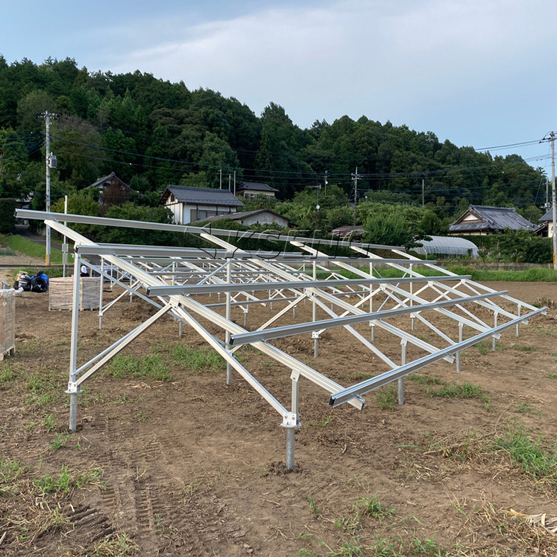 Installation de rayonnages solaires pr&eacute;fabriqu&eacute;s pour une construction rapide