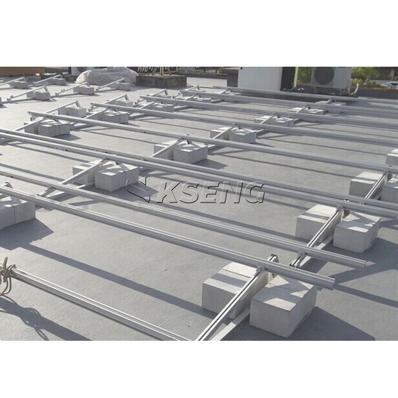Montage solaire &agrave; ballast triangulaire sur toit plat