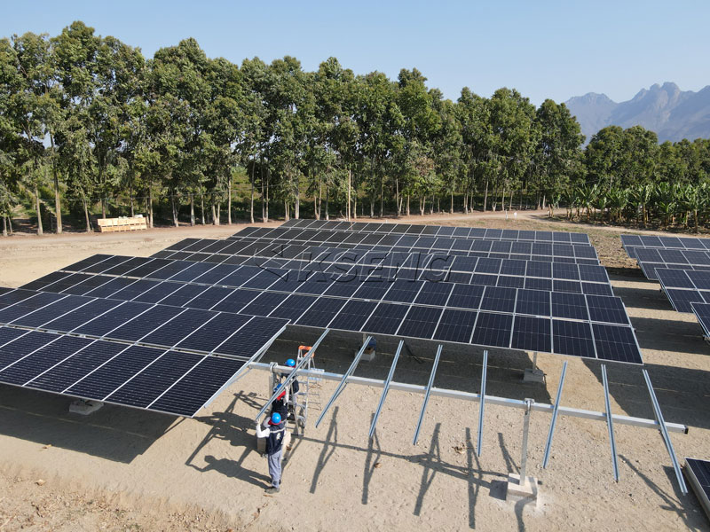 Syst&egrave;me de montage au sol solaire &agrave; structure fixe r&eacute;glable