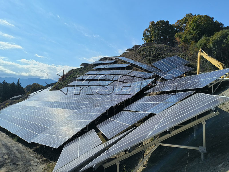 supports-solaires-en-aluminium-pour-terrain-accident&eacute;