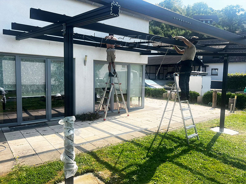 Pergola-solaire-murale-facile &agrave; installer