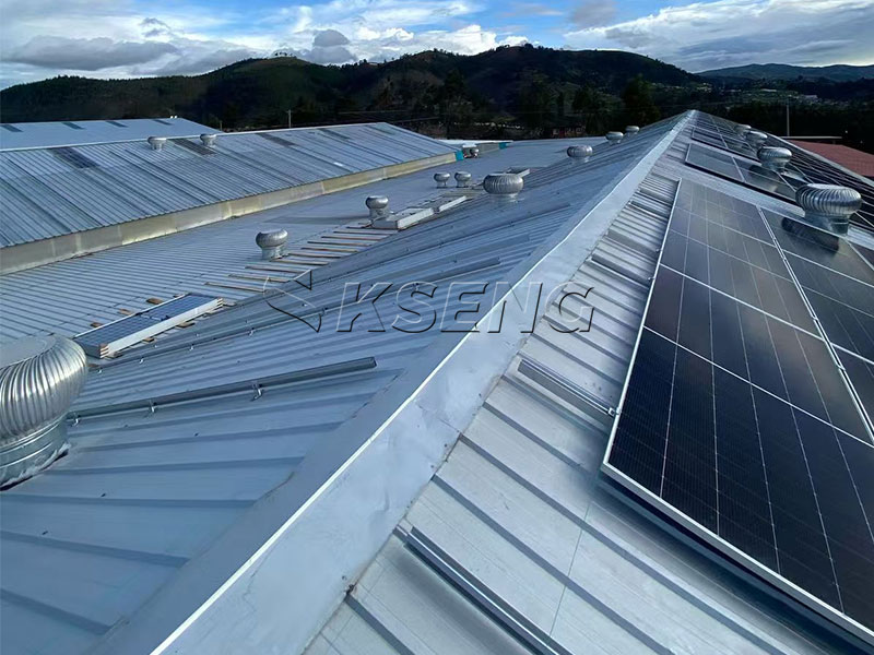 Syst&egrave;me de montage photovolta&iuml;que pour toiture m&eacute;tallique commerciale