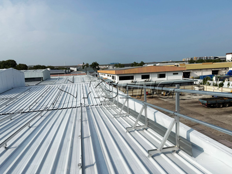 Kseng-garde-corps-de-toit-avec-barri&egrave;re-de-s&eacute;curit&eacute;-pour-projet-solaire-375kW,-acier-galvanis&eacute;,-non p&eacute;n&eacute;trant