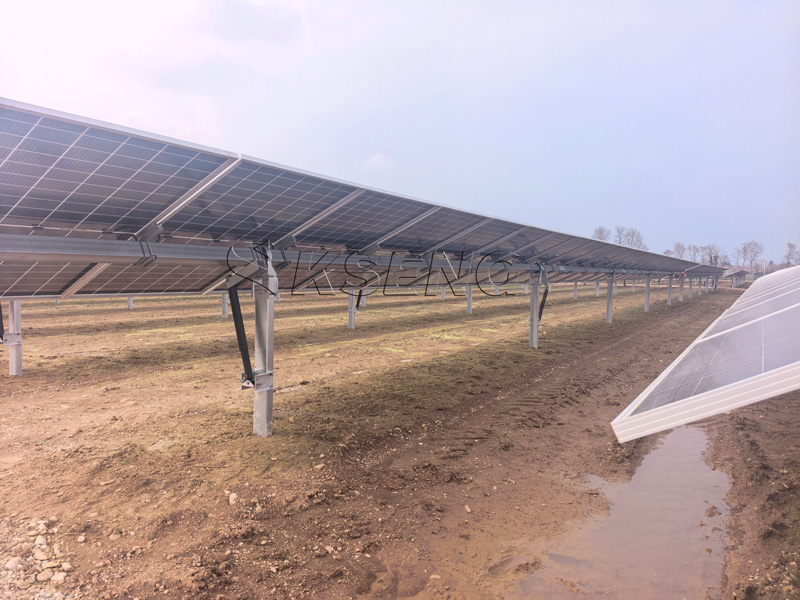 Installation-de-tracker-solaire-&agrave;-axe unique-Kseng-dans-une-ferme-solaire-italienne