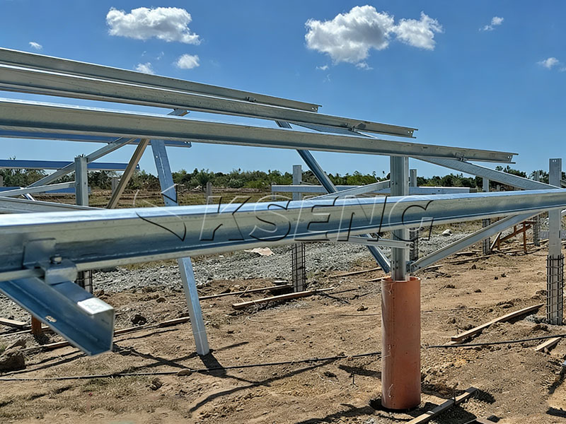 structure-de-support-solaire-galvanis&eacute;e-&agrave;-chaud-pour-installation-pv au sol