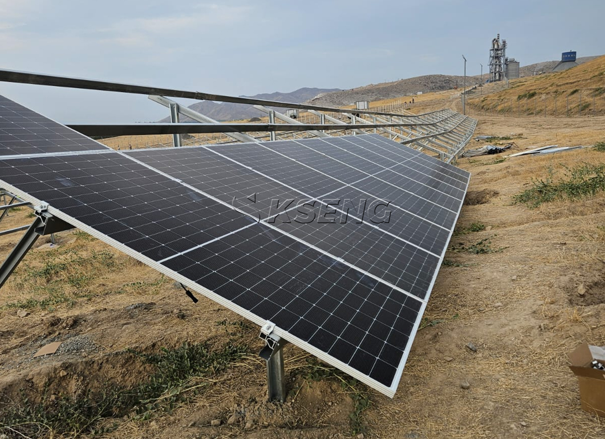 Montage de panneaux solaires sur support au sol en acier rev&ecirc;tu de Zn-Al-Mg