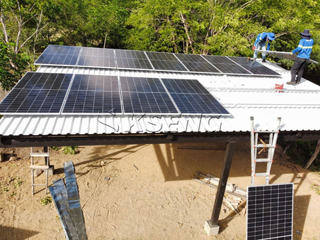Kseng-metal-roof-solar-mounting-system-with-L-Feet-and-solar-rails-in-Nicaragua.jpg