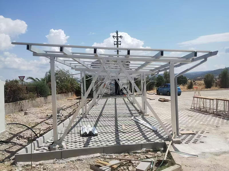 Structure-d'abri-solaire-en-aluminium-de-type-W-pour-six-places-de-parking-en-Italie
