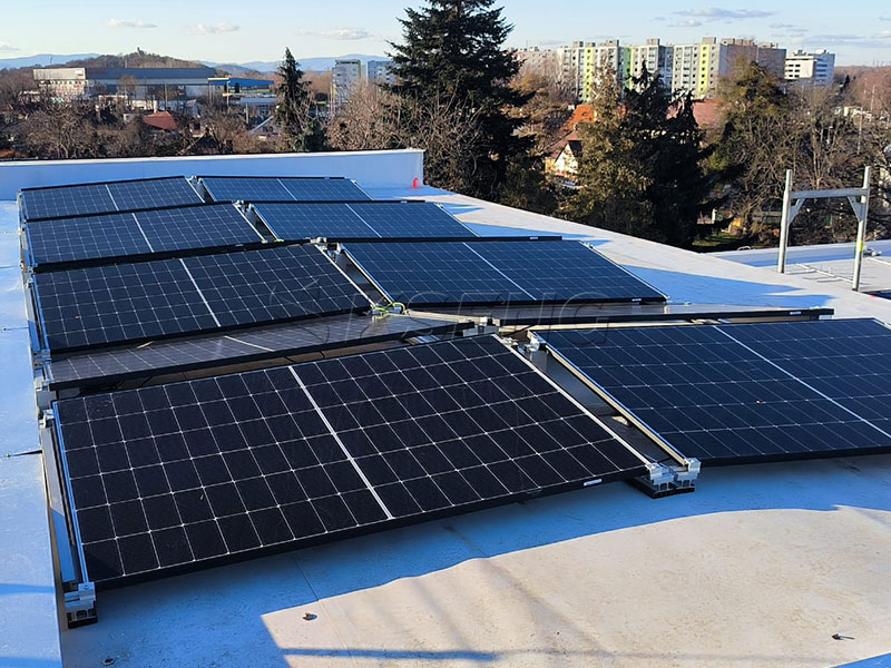 Structure de montage de panneaux solaires pour toit plat commercial