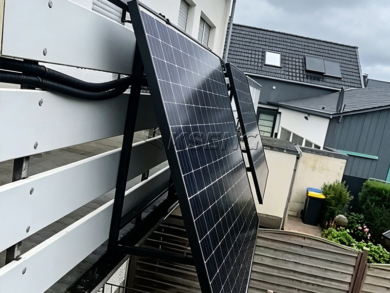 Installation-de-panneaux-solaires-sur-balcon-r&eacute;sidentiel-allemand-avec-KSENG-Universal-Easy-Solar-Bracket-Lite-sur-railing
