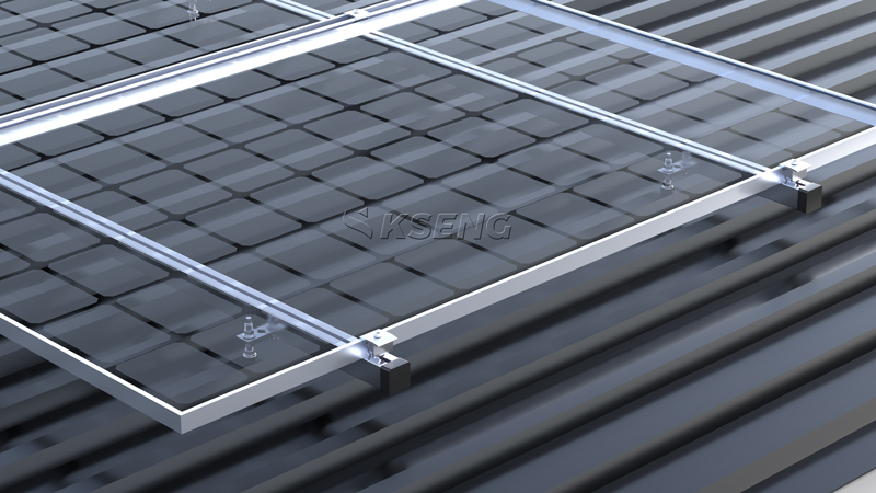 Vue compl&egrave;te des panneaux solaires install&eacute;s avec un syst&egrave;me de boulons de suspension sur un toit en m&eacute;tal industriel