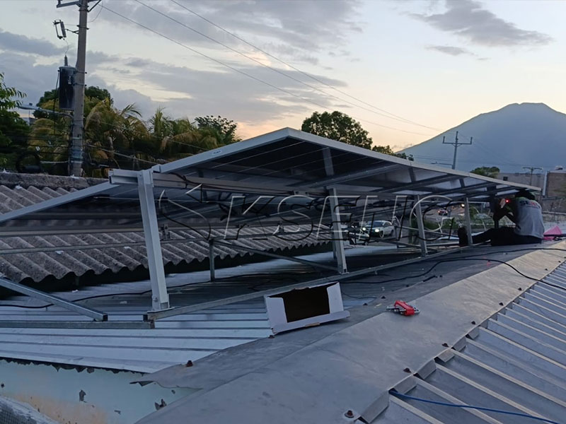 Pieds-avant-et-arri&egrave;re-r&eacute;glables-pour-montage-de-panneaux-solaires-sur-toit-m&eacute;tallique