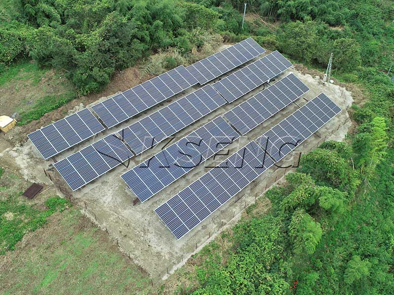 Disposition des panneaux solaires mont&eacute;s au sol pour une production d'&eacute;nergie maximale