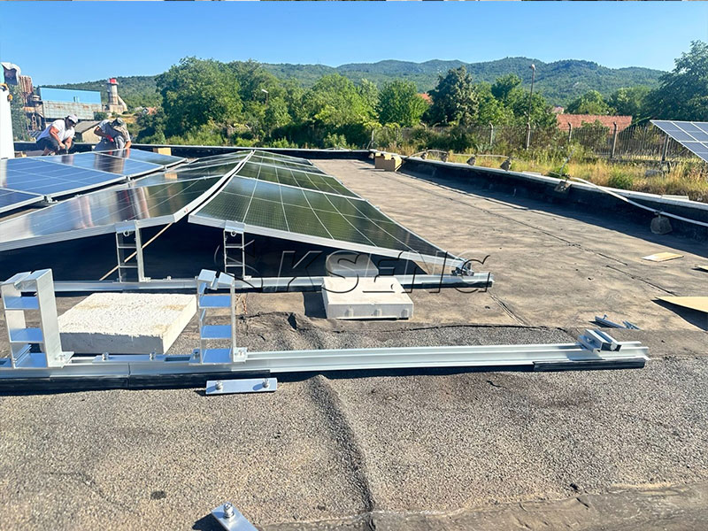 Installation-du-syst&egrave;me-de-montage-de-ballast-solaire-Kseng-sur-un-toit-plat-en-b&eacute;ton-au-Mont&eacute;n&eacute;gro