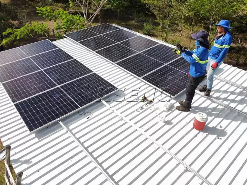 Panneaux solaires-install&eacute;s-avec-pieds-Kseng-L-et-syst&egrave;me-de-montage-sur-rail-sur-un-toit-m&eacute;tallique-au-Nicaragua