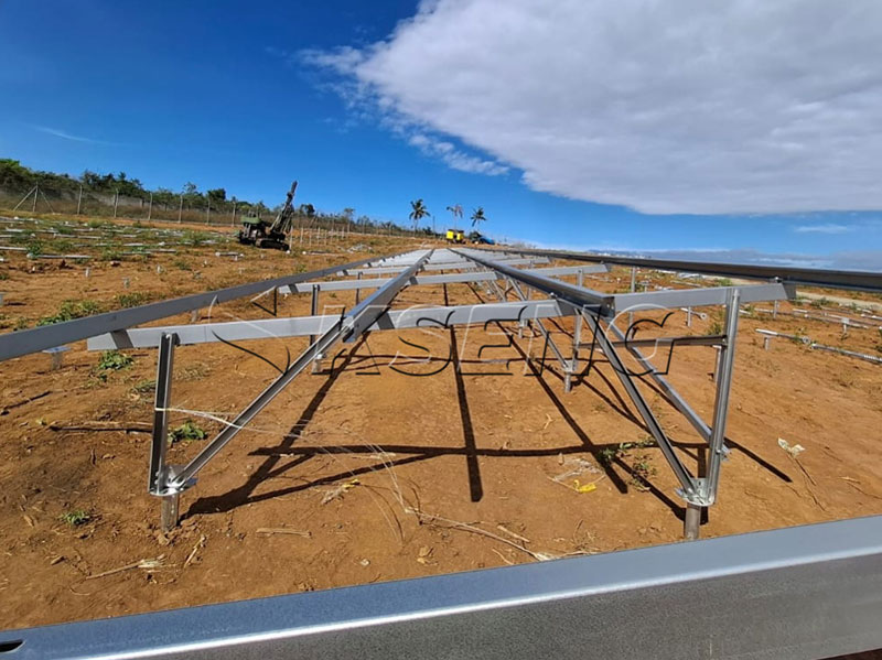 5.-Supports-en-acier-rev&ecirc;tus-d'Al-Zn-pour-centrale-solaire-c&ocirc;ti&egrave;re