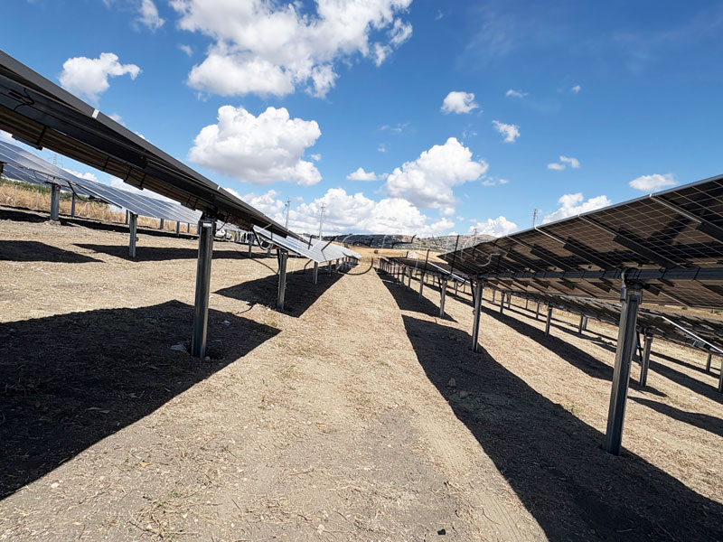 Syst&egrave;me de suivi solaire KST-1P install&eacute; sur un site en pente nord-sud de 7 degr&eacute;s