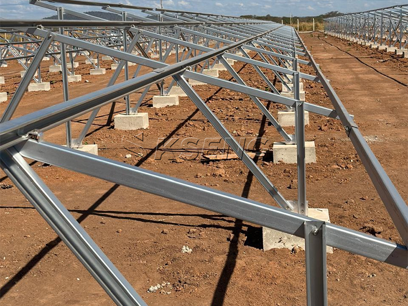 Syst&egrave;me de rayonnage solaire au sol en acier rev&ecirc;tu de Zn-Al-Mg dans une ferme solaire &agrave; l'&eacute;chelle d'un service public