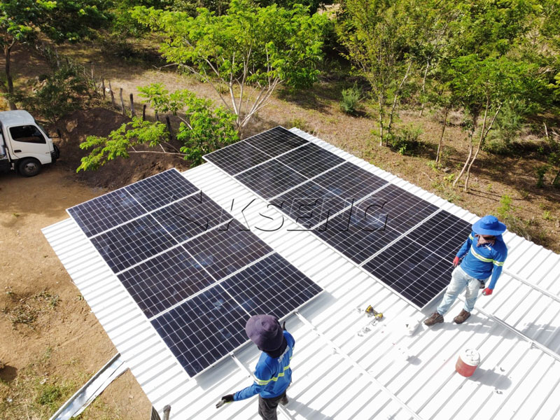 Syst&egrave;me-de-montage-sur-rail-solaire-en-aluminium-Kseng-install&eacute;-sur-un-toit-m&eacute;tallique-au-Nicaragua