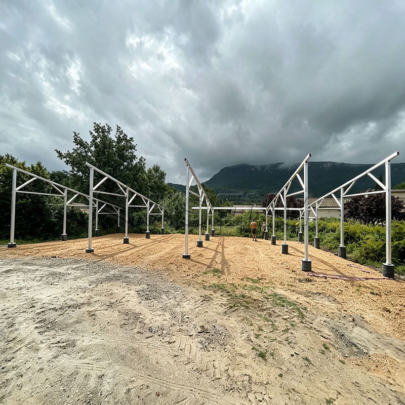 Syst&egrave;me de montage pour abri de voiture solaire en aluminium avec renfort diagonal renforc&eacute;