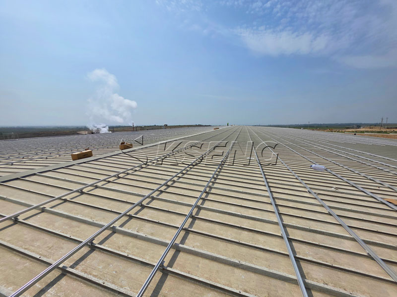 Rails-solaires-en-aluminium-AL6005-T5-install&eacute;s-sur-un-toit-m&eacute;tallique-&agrave;-joint-debout-en-Ouzb&eacute;kistan