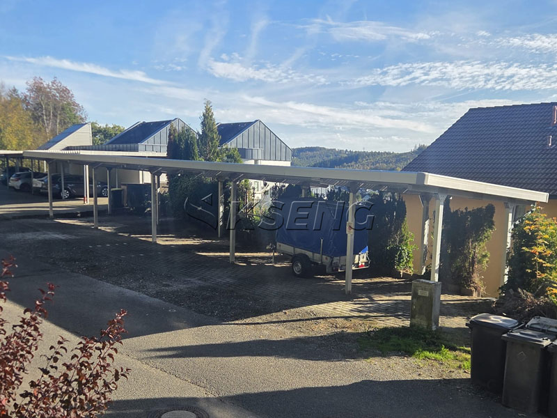 Abri-de-voiture-solaire-commercial-fournissant-un-parking-couvert-pour-une-installation-communautaire-partag&eacute;e
