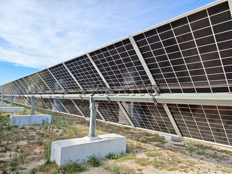 Kseng-Concrete-Pier-Foundations-1MW-KST-1P-projet-de-tracker-solaire-&agrave; axe unique-en-Italie