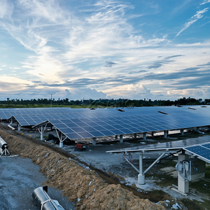Syst&egrave;me de montage solaire au sol sur pieux en acier galvanis&eacute; &agrave; chaud Disposition est-ouest