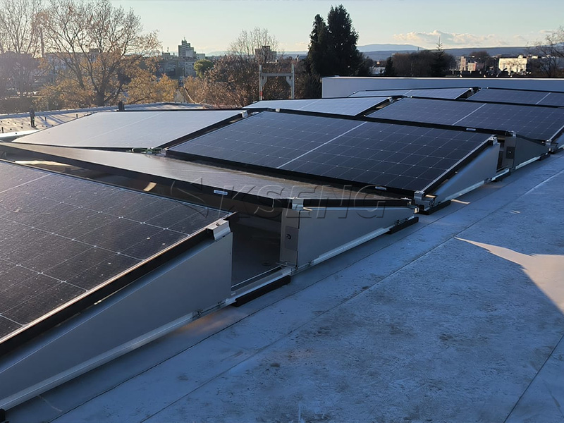 Syst&egrave;me de montage solaire sur toit plat avec structure PV lest&eacute;e