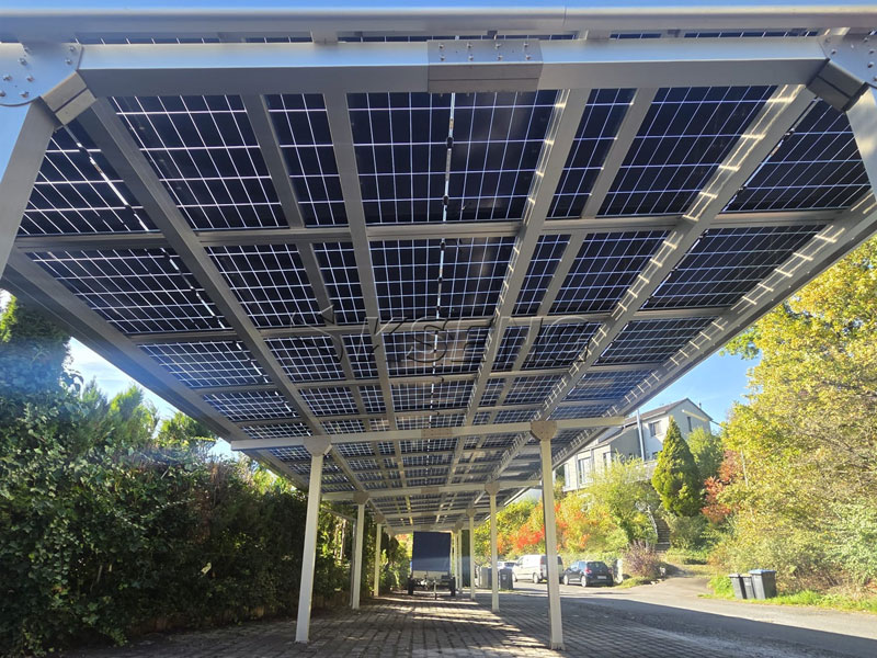 Panneaux-photovolta&iuml;ques-install&eacute;s-sur-un-auvent-de-parking-solaire-commercial