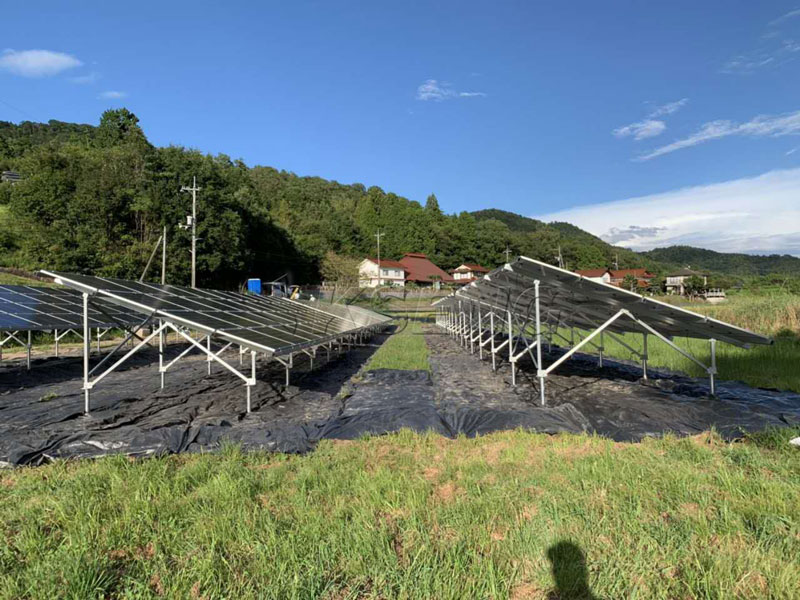 Structure-de-montage-de-ferme-solaire-et-disposition-optimis&eacute;e-du-panneaux-solaires