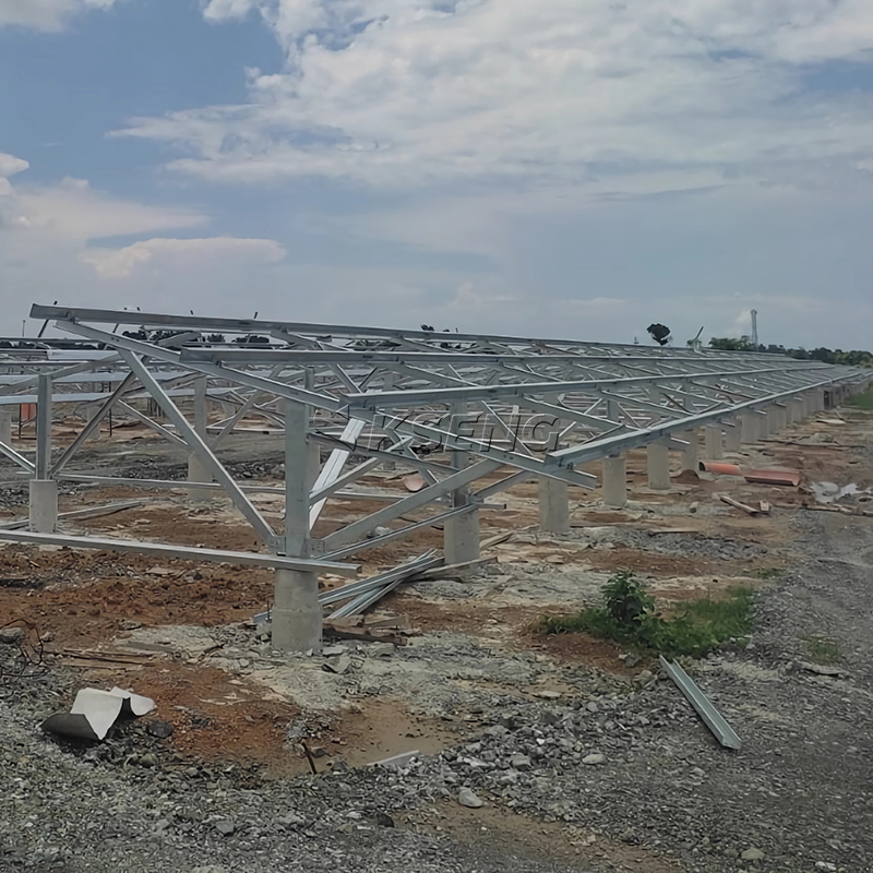 Syst&egrave;me de montage solaire au sol sur pieux en acier galvanis&eacute; &agrave; chaud Disposition est-ouest